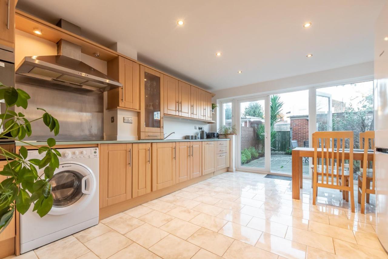 Best Price! Large Home For 4 - Smart Tv - Comfy Beds - Garden - 4 Single Beds Or 2 Doubles! Portsmouth Exteriör bild